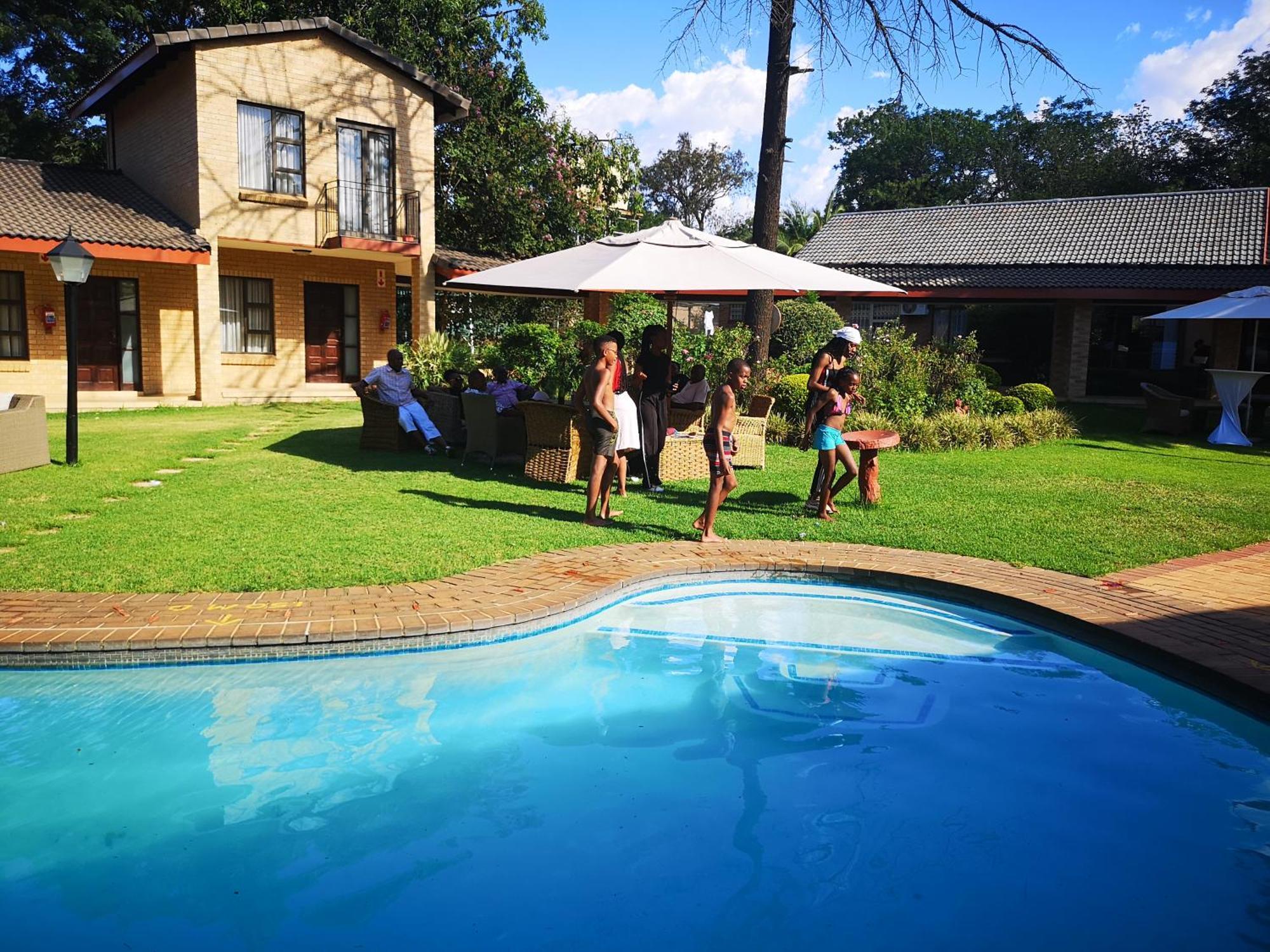Hoyohoyo Chartwell Lodge Johannesburg Exterior photo